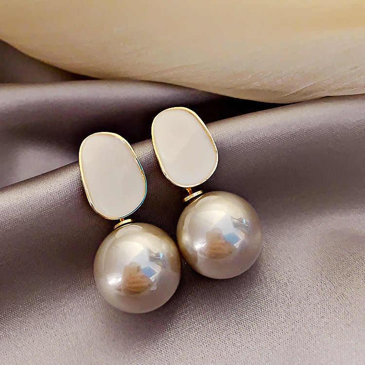 Chic Pearl Earrings (Beige)