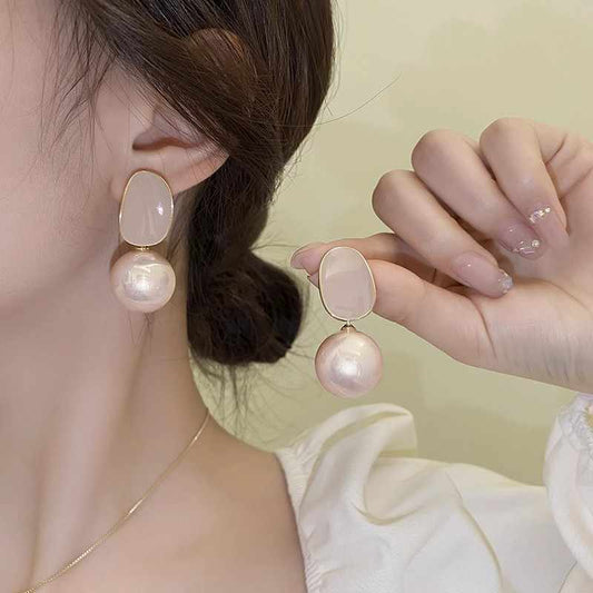 Chic Pearl Earrings (Beige)