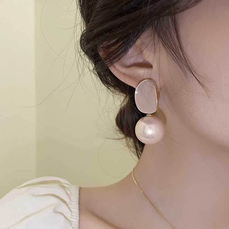 Chic Pearl Earrings (Beige)