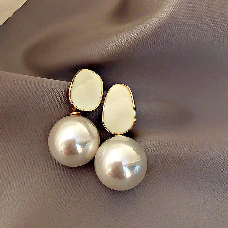 Chic Pearl Earrings (Ivory)