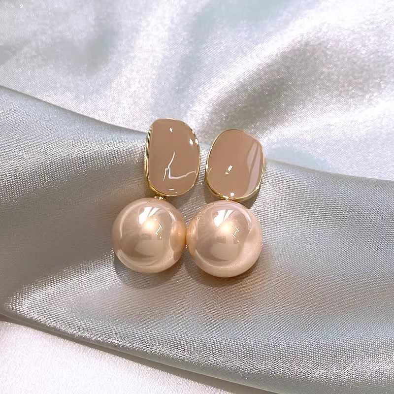 Chic Pearl Earrings (Beige)