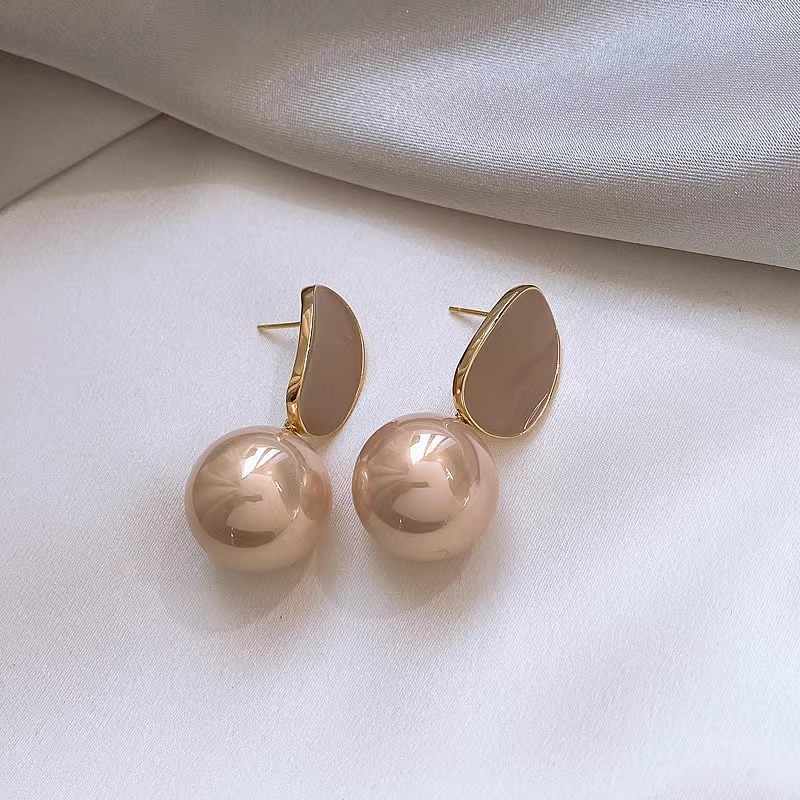 Chic Pearl Earrings (Beige)