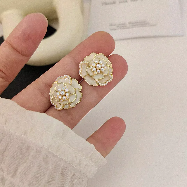 Snowwhite Studs (White)