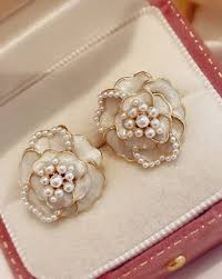 Snowwhite Studs (White)