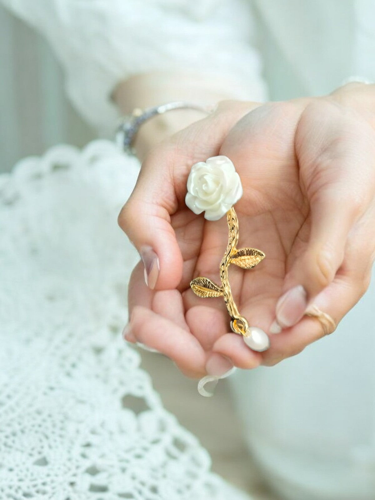 Radiant Flower Earrings (White)